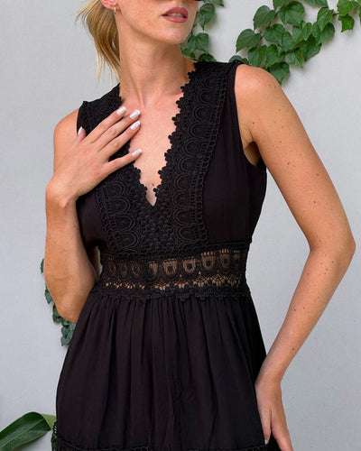 Charlotte | Lace dress with V-neck