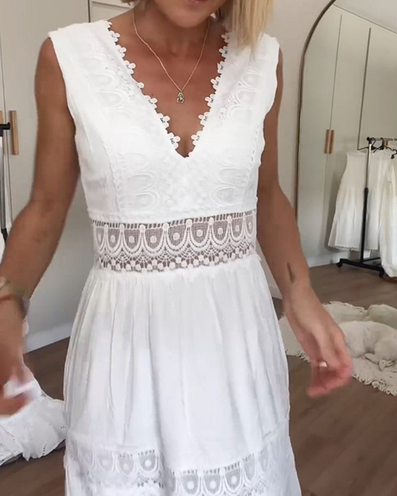 Charlotte | Lace dress with V-neck